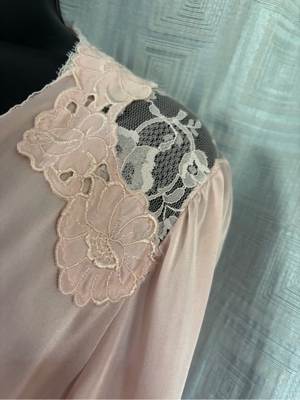 Vintage blush pink nylon robe with lace details Sz XS / S - Picture 4 of 11